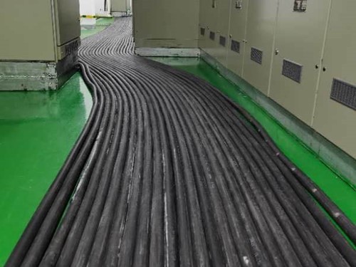 乌当如何根据理论计算公式计算温度对特定电压测量结果的影响？